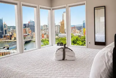 Image de Skyline Views • 3 Parking Spots • Minutes to Downtown