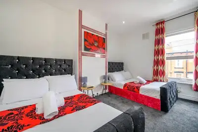 Image de Stylish Home with Free Parking