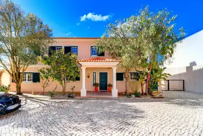 Image de Villa de Luxe avec Piscine Chauffée, Court de  Basket-ball Privé et Vue sur l’Océan – Côte d’Argent