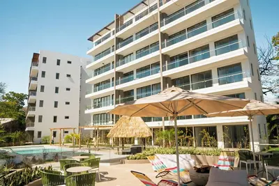 Image de Salty Soul is a thoughtfully designed retreat in Zonset Surf Residences, where warm wood, industrial architecture, and tropical surroundings create a one-of-a-kind stay. Accommodates up to four guests with a private terrace and partial ocean views.