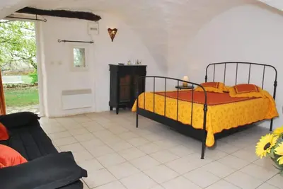 Image de Chambre d’hôtes « Chez Bacchus - Chambre Chardonnay » avec terrasse et Wi-Fi