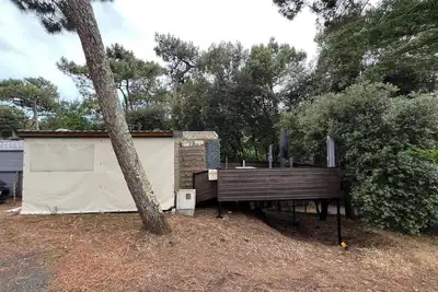 Image de Chalet à l'ombre des arbres avec Climatisation