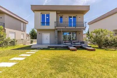 Image de Sea Garden Retreat | Modern Coastal Villa by PikHost