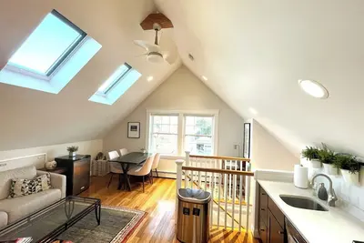 Image de 2br Suite - Bright - Modern - Central Ac - Parking