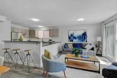 Image de Skyline Views, Sleeps 8 and only Steps to Sait, U of C & Downtown!