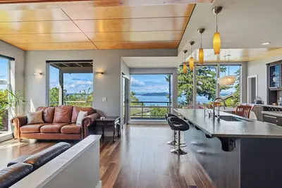 Image de Secluded Luxury, Panoramic Water Views