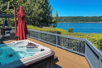 Image de Waterfront Union Getaway w/ Ocean & Mtn Views