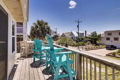 Image de Red, White & Beach! 5br Atlantic Beach Cottage