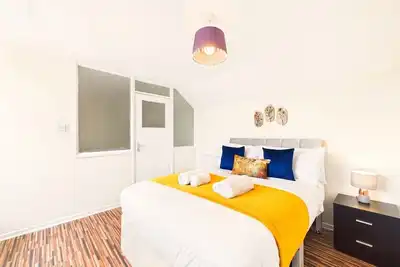 Image de Luton House | Parking | Sleeps 7