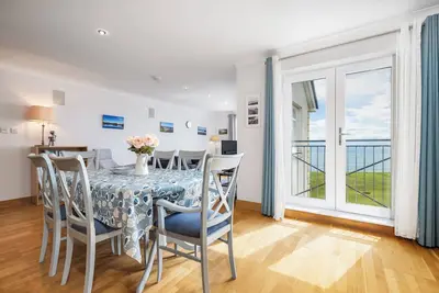 Image de Second-floor 2-bedroom apartment with sea views overlooking the famous James Braid Brora Golf Course.