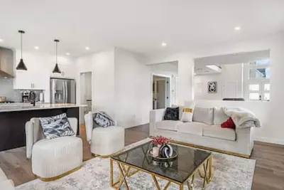 Image de Heritage-Style 4-Bed Home, Homestead Ne, Garage