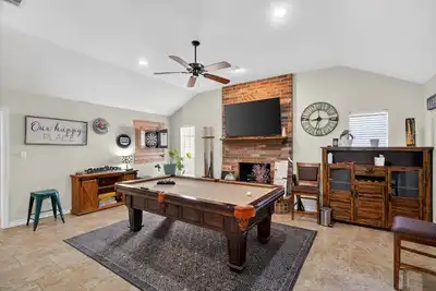 Image de New! Roaring Fireplace Family Basecamp Midland Tx
