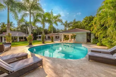Image de Sophisticated Villa Steps from the Beach