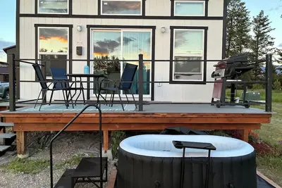 Image de Cozy tiny house with king sofa bed, loft sleeping, full kitchen, A/C, and heat.