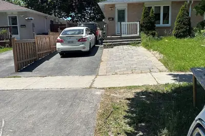 Image de Spacious 3 Br main floor with back yard and free parking