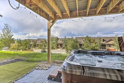 Image de Family Retreat with hot tub and walk to ski lift!