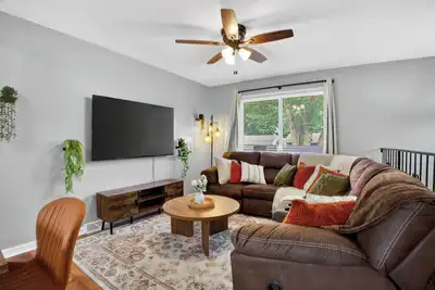 Image de Tangled Getaway - Luxurious King Suite - 18 Min to Arrowhead Stadium - Fifa Home