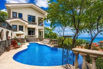 Image de Luxury Gated Hilltop Villa-Ocean & Marina Views-Infinity Pool-Casita-Golf Cart