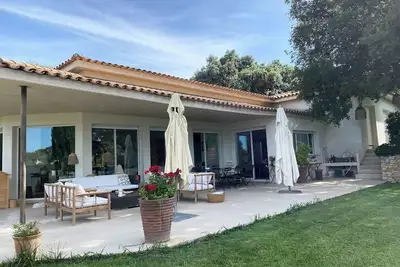 Image de Belle maison d’architecte contemporaine avec piscine et jardin en garrigue