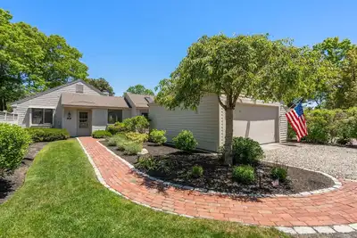 Image de 2-bedroom house in New Seabury with private pool close to beaches.