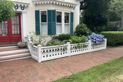 Image de Linden Tree Carriage House: walk to charming downtown, lovely yard