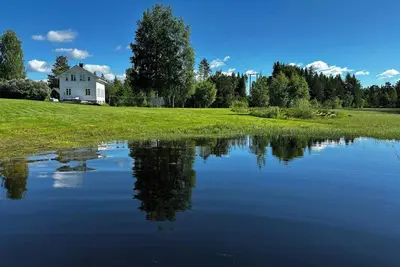 Image de Ferme traditionnelle du Sud de la Norvège avec un quai à Vegår