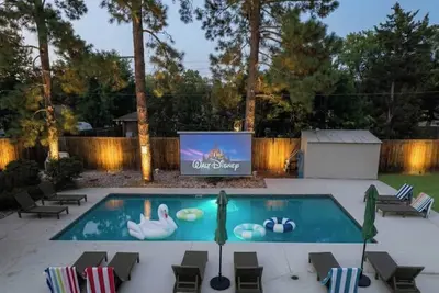 Image de Arvada Family Retreat with all the amenities: pool, sauna, arcade, and much more