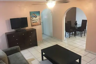 Image de Above the Plaza 5 (main) sleeps 8, A/C
