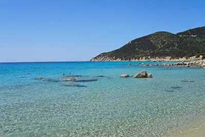 Image de Central vacation home that sleeps 6, just 5 meters from crystal-clear beaches