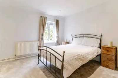 Image de Cosy and spacious home from home, 4 minute walk to city centre plenty parking