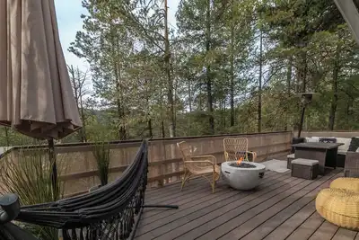 Image de Big deck -mountain views! Cozy 2-bedroom cabin near peaceful Cloudcroft with Ac