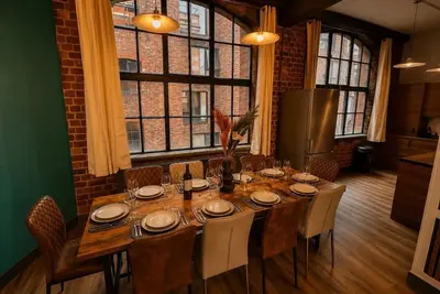 Image de 2br City Centre Apt -Sleeps 14 | Parking & 2 Baths