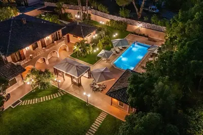 Image de Luxurious, swimming pool, home theater, elevator, sauna, fitness area, game room