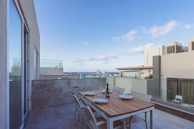 Image de Sunny 1br Penthouse Steps from the Beach