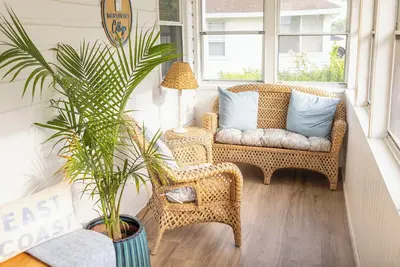 Image de The Solo Shore Cottage - Walk to Beach + Sun Porch