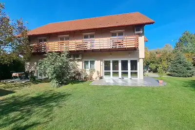 Image de Appartement de vacances avec Wi-Fi, climatisation, balcon et parking