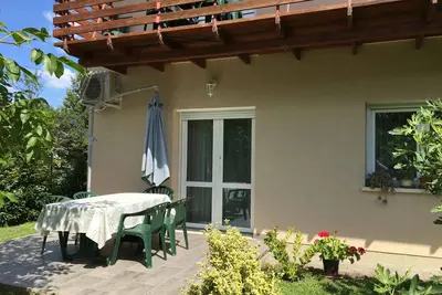 Image de Appartement de vacances au rez-de-chaussée avec terrasse, Wi-Fi, climatisation et parking