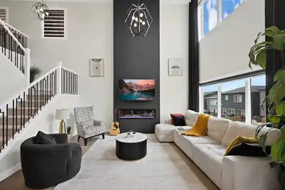 Image de Designer-Furnished Former Show Home | Ac | Bbq