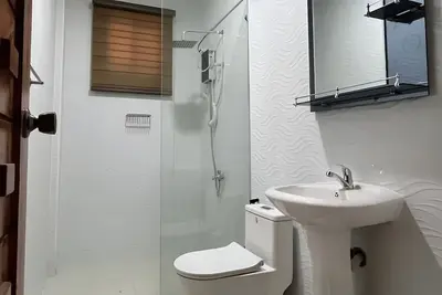 Image de A temporary relocation, this space provides comfort, privacy, and convenience.