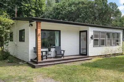 Image de Modern Cottage near Robinson Pond