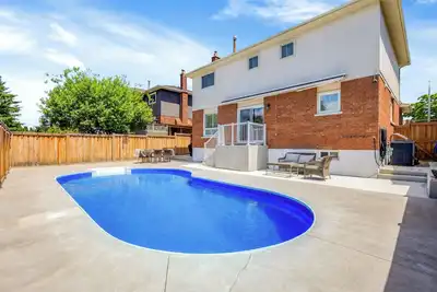 Image de Modern 4br Family Home w/ Pool · Whitby