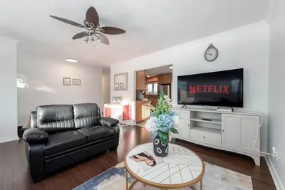 Image de Cozy family House  4 Bed Rooms 4 Queen Bed Plus kids play Room large yard new Ac