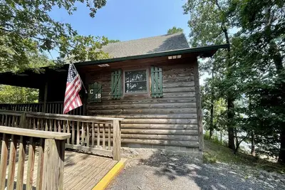 Image de Delightful Lake Cottage with Tennis Court, Pool and Views in Mount Ida, Arkansas