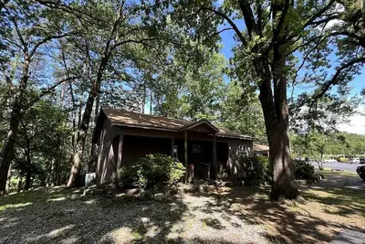 Image de Amazing Wooden Cottage with Hot-tub and Swimming Pool in Mountain Harbor Forest, Arkansas