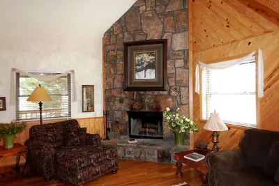 Image de Cozy Rustic Cabin with Hot-tub and Swimming Pool in Mount Ida, Arkansas