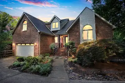 Image de Stunning Cottage with Swimming Pool in Mooresville, North Carolina