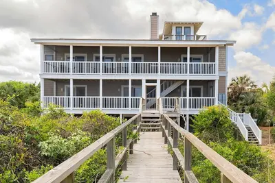 Image de Expansive Beach House in Gated Community with Ocean Views in Georgetown, South Carolina