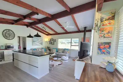 Image de Peaceful Russell Home • Walk to Beach + Town