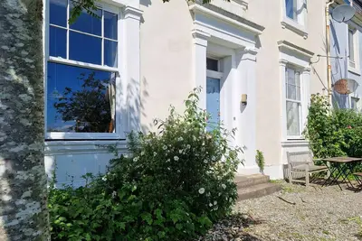 Image de Tideline. Waterfront ground floor spacious flat with garden and open sea views