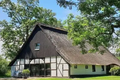 Image de Chalet exclusif au toit de chaume avec installations de bien-être